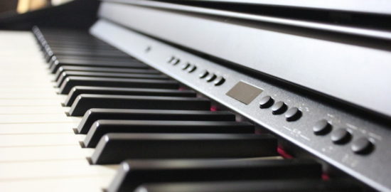 娘にローランドの電子ピアノRP501Rを購入！父親が一人で練習できるアプリも発見！