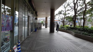 海浜幕張駅からゾゾマリンスタジアムへのプレナ幕張の横を通る